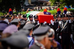 Cc ucciso:iniziati funerali,nella chiesa delle nozze