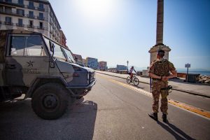 Militari Esercito Italiano impiegati operazione strade sicure. Pattuglia di soldati presidiano il lungomare Caracciolo Napoli.