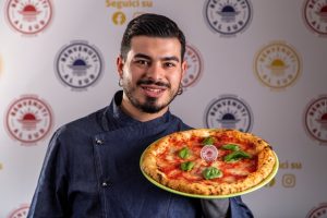 michele-spinelli-mostra-la-sua-pizza-margherita-gluten-free-appena-sfornata-web