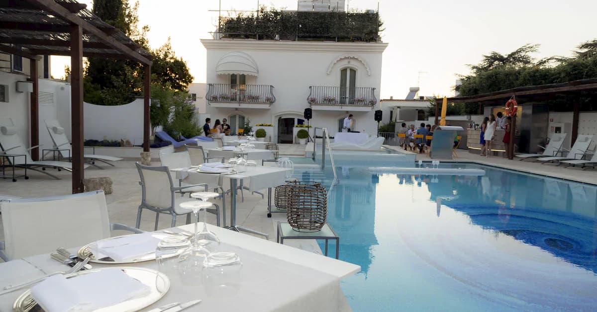 blue-pool-lounge1