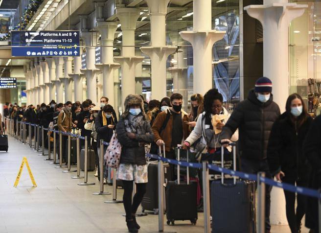 xleuropa-teme-il-virus-mutato-fermi-i-voli-dal-regno-unito-record-di-nuovi-contagiati-migliaia-di-italiani-bloccati-oltre-la-manica-jpg-pagespeed-ic-vhnn3f9-yz