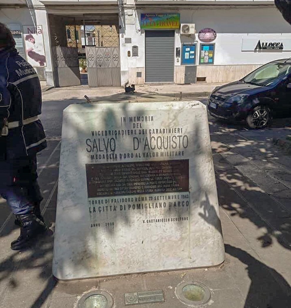 5865690_0831_il_piedistallo_della_statua_in_metallo_rubata_nella_notte