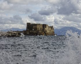 castello dell' ovo mare onde maltempo nuvole mareggiata - castello dell' ovo mare onde maltempo nuvole mareggiata - fotografo: Salvatore Laporta/Kontrolab