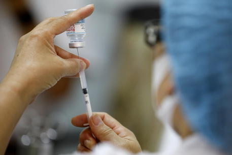 ++ Vaccini: Aifa approva Moderna per la fascia di età 12-17 ++