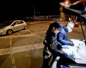 Controlli della Polizia Municipale sulle auto in circolazione sul lungomare Caracciolo a Napoli, 19 aprile 2020
ANSA/  CIRO FUSCO
