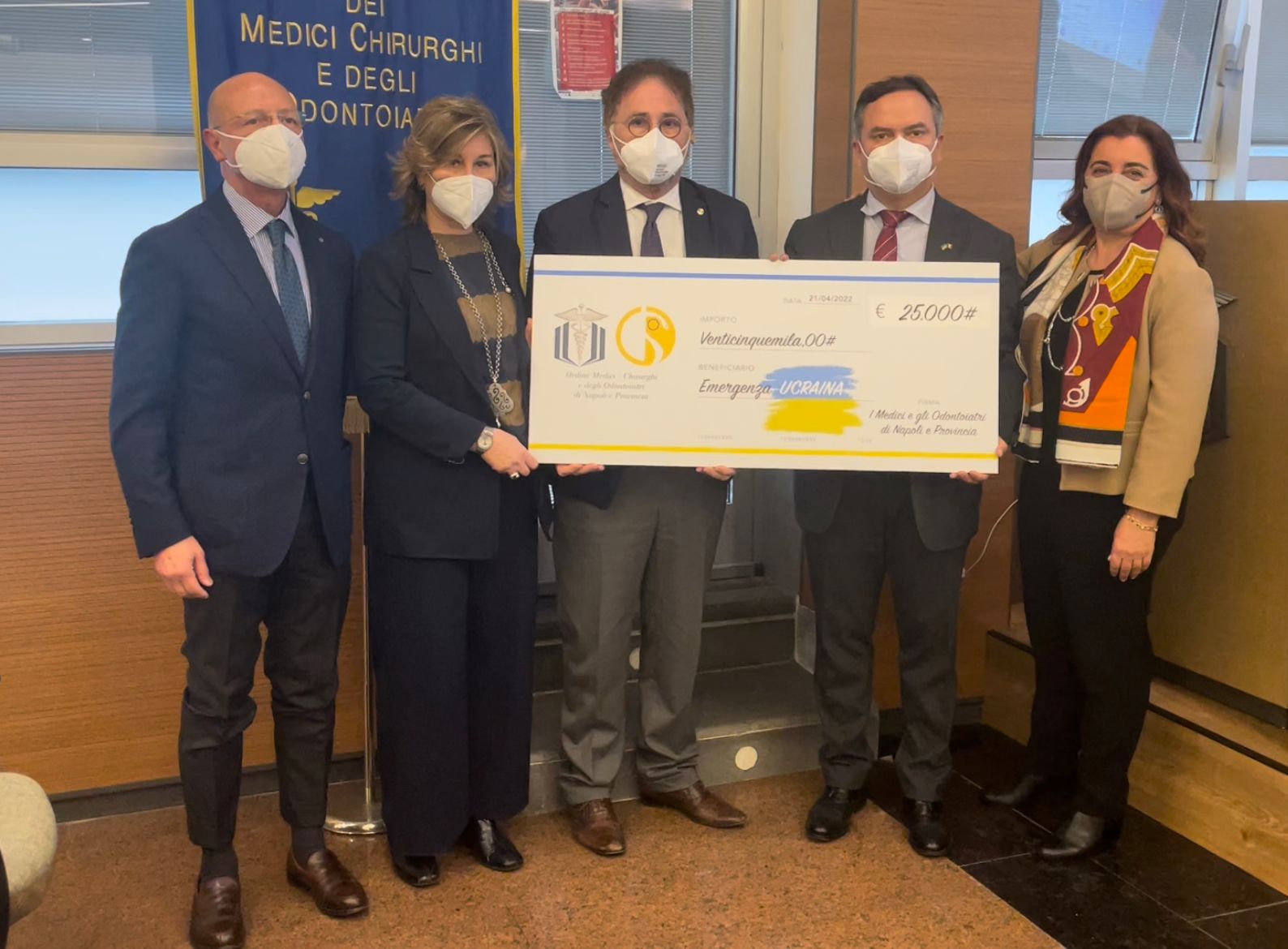 ordine-dei-medici-consegna-assegno-console-ucraina