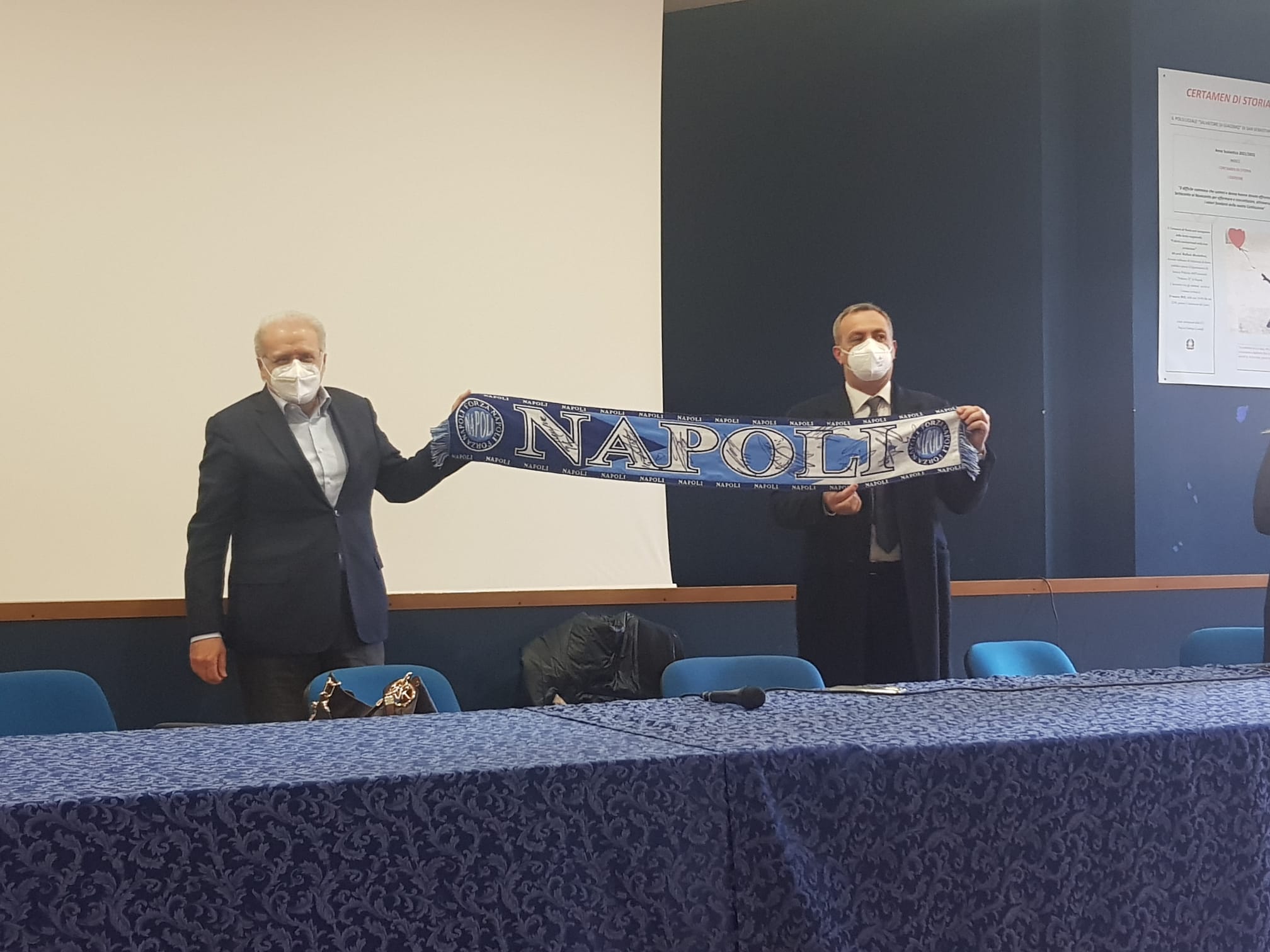 Il momento della consegna della sciarpa autografata dai calciatori del Napoli da parte dell'assessore allo sport del comune di San Sebastiano, Ignazio Simeoli, all'avvocato Alfredo Avella