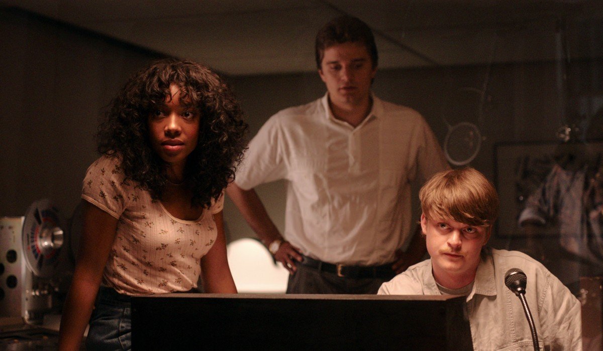 cast-di-linee-bollenti-in-una-scena-della-serie-tv-credits-netflix-media-center
