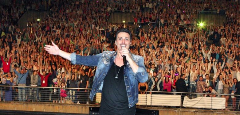 tony-colombo-lascia-il-palco